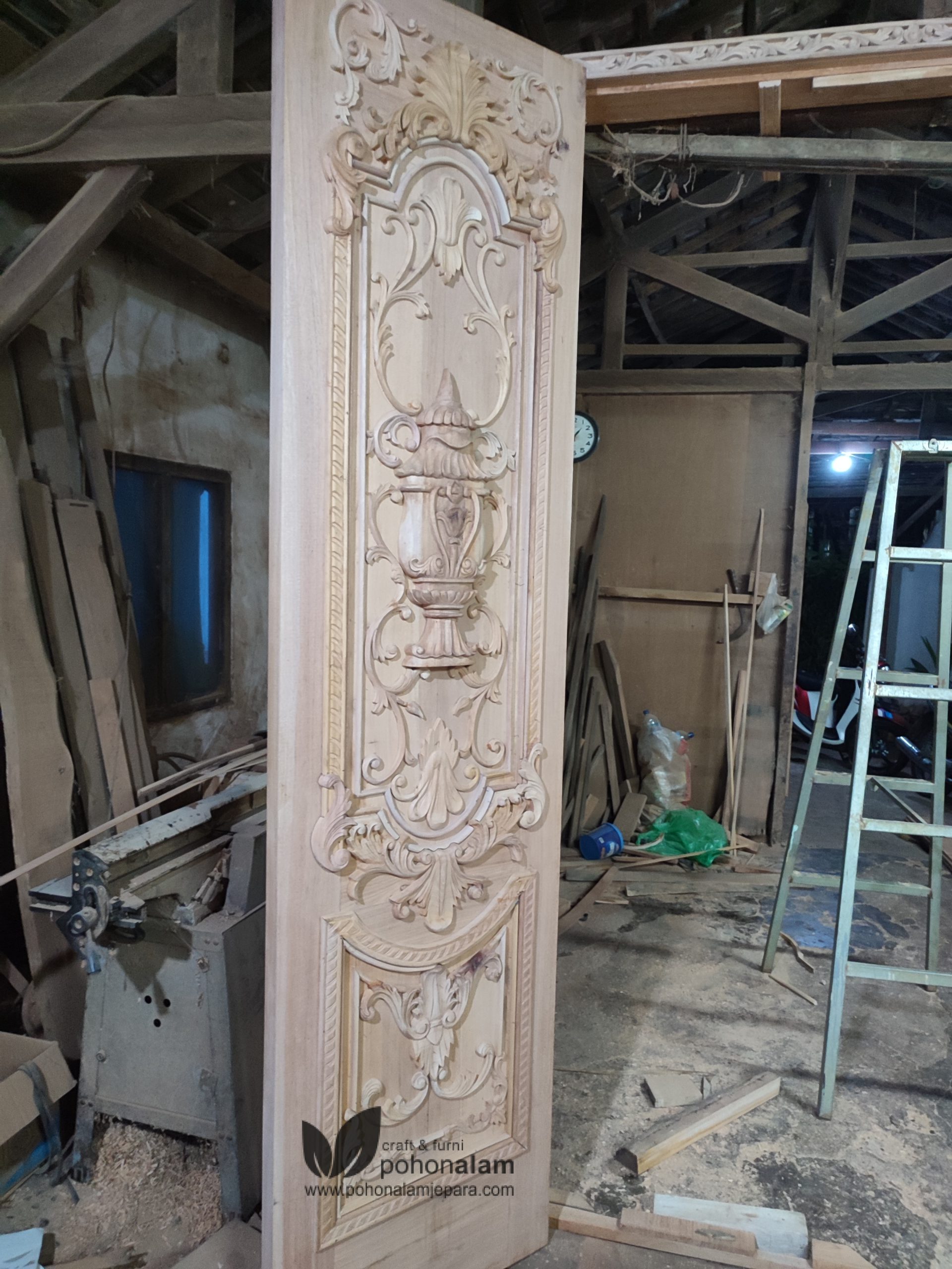 Kusen pintu kayu jati ukir kupu tarung